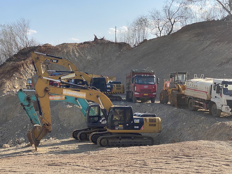 1583984938516381.jpg 現(xiàn)場復(fù)工機(jī)械.jpg